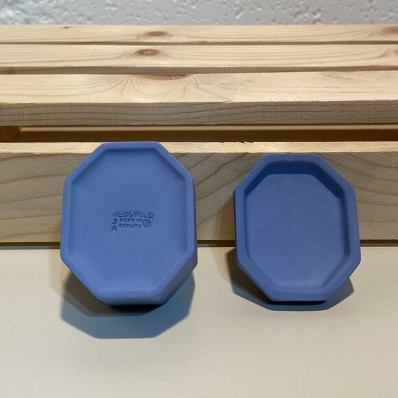 Wedgwood Blue Jasperware Small Octagonal Pill Box with White Motif - Cupid - Picture 5 of 8